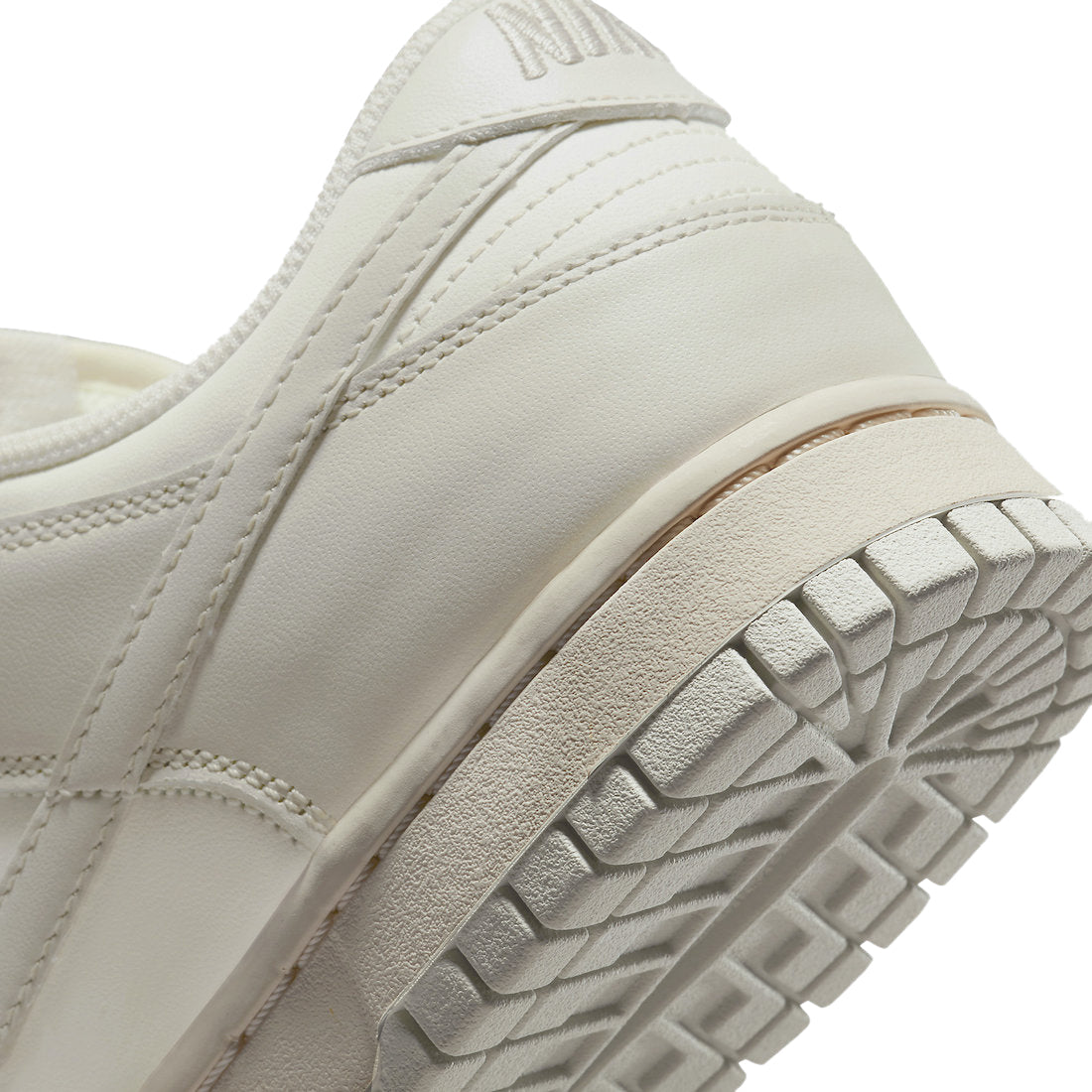 Nike Dunk Low Light Bone (WMNS)